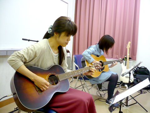 40代女性の生徒さんと50代女性の生徒さん２人によるギターアンサンブルの様子