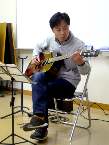 30代男性の生徒さんのギター演奏の写真