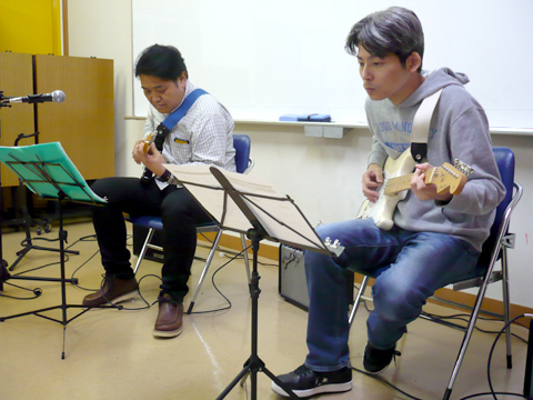50代男性の生徒さんと講師のギター演奏の様子を別角度から