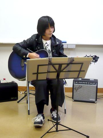 ギターを弾く生徒さん（女子中学生）の正面からの写真