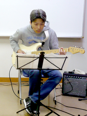 講師のギター演奏の様子
