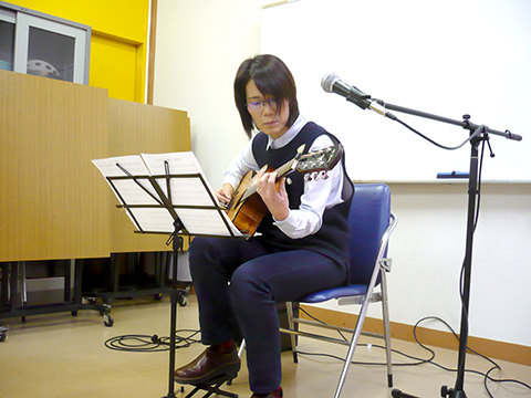 50代女性の生徒さんのギター演奏の写真