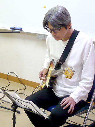 ギターを構える講師の写真