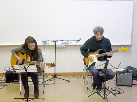 50代女性の生徒さんと講師のギター演奏の正面からの写真