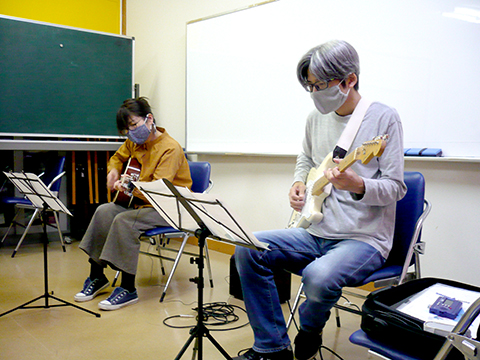 50代女性の生徒さんと講師のギター演奏の別角度からの写真