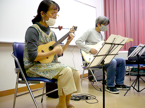 ウクレレを弾く生徒さん（50代女性）と講師の演奏の別角度からの写真