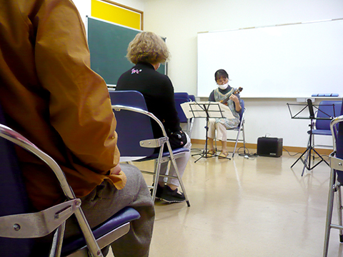 ウクレレのソロ演奏する50代女性の生徒さんの写真