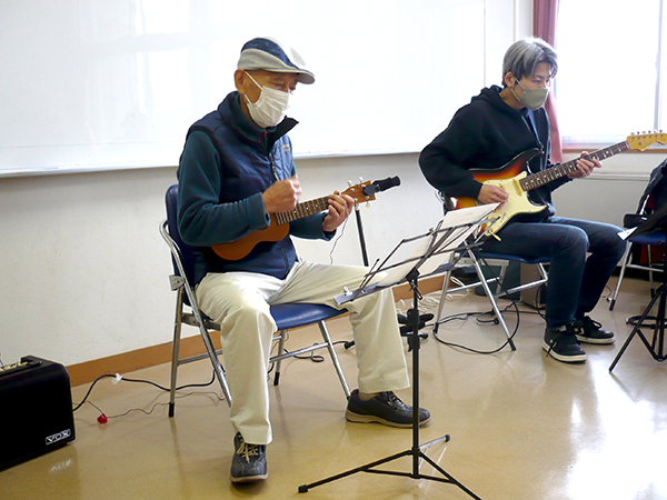 ウクレレを弾く生徒さん（70代男性）と講師の演奏の様子