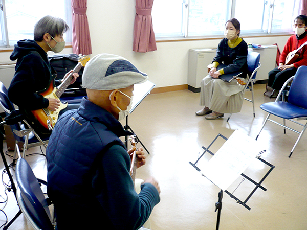 70代男性の生徒さんと講師の演奏とそれを聴く生徒さんの様子