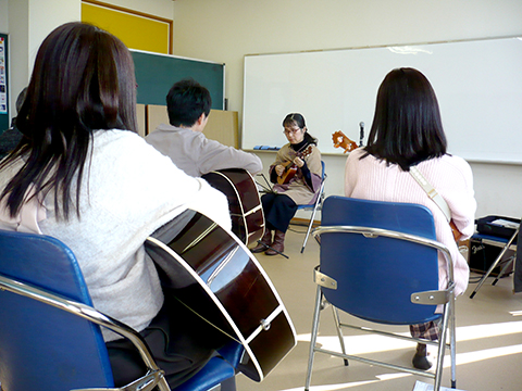 50代女性のウクレレのソロ演奏の様子