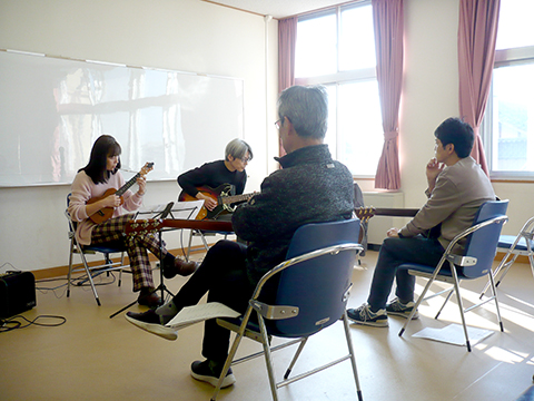 ウクレレの生徒さん（40代女性）と講師の演奏の様子