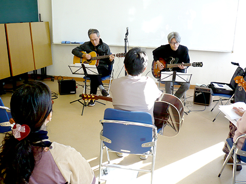 70代男性の生徒さんと講師のギター演奏の正面からの様子