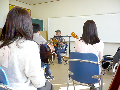 演奏を聴く生徒さんたちの様子