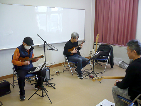 80代男性と講師のウクレレデュオ演奏の様子