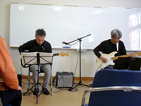 40代男性と講師のエレキギターのデュオ演奏の様子