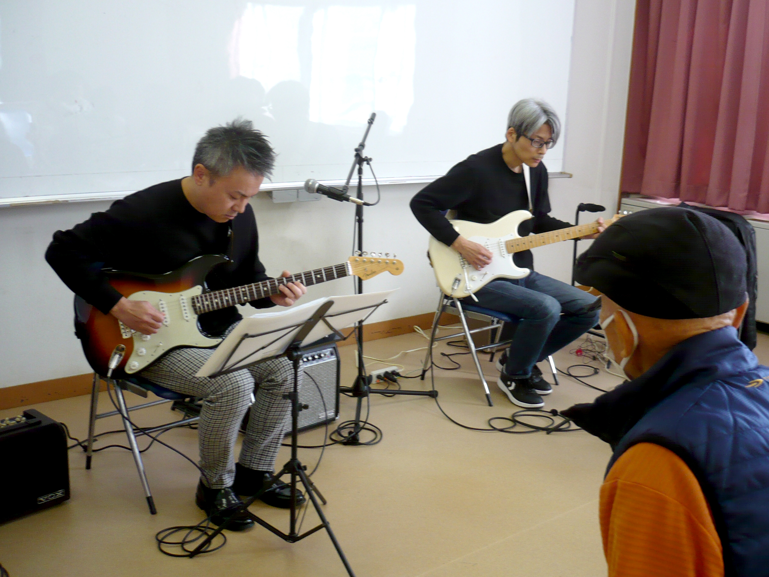 40代男性と講師のエレキギターのデュオ演奏の様子
