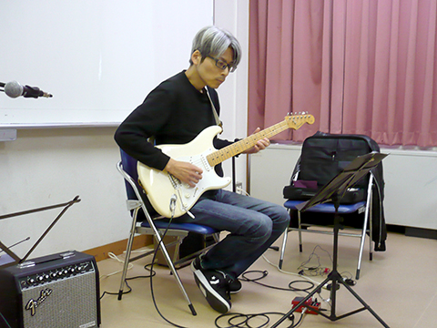 エレキギターを弾くギター講師