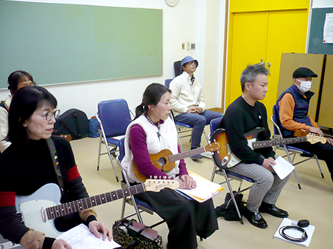 演奏を熱心に聴く生徒さんたちの様子