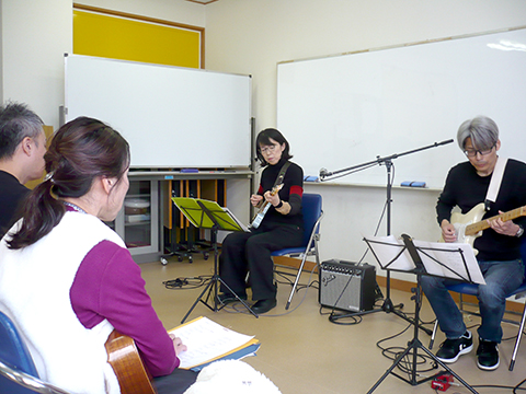 50代女性と講師のエレキギターの演奏の様子
