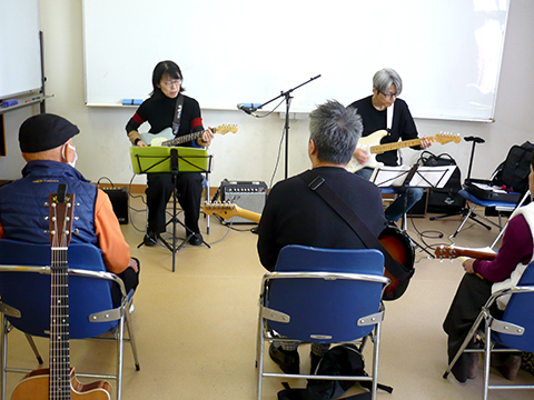 50代女性と講師のエレキギターのデュオ演奏の正面からの様子