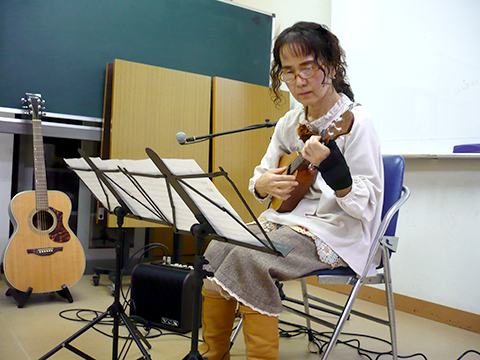 ウクレレを一人で弾く50代女性の様子
