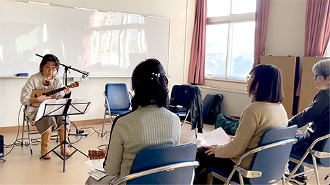 50代女性のウクレレ演奏の様子