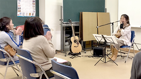 ウクレレ演奏を終えた食後の女性の生徒さんの様子