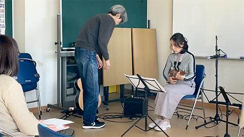 ウクレレ演奏の準備をする50代女性の様子
