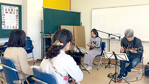 50代女性のウクレレとギター講師の演奏の様子