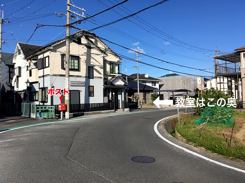 駐車場から見たギター教室Talkingへの道